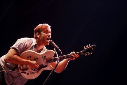 Donen Auerbach, és cantant i guitarrista de la banda nord-americana The Black Keys. Al seu costat, encara que a la distància (la tensió és palpable entre els dos membres del grup), hi ha Patrick Carney, el bateria. Que no surti a la foto pot donar una idea de com d'individuals poden arribar a ser mentre toquen junts pel que els veu des del fossat. I es va notar després, quan va acabar el concert, la nit del dijous 28 de maig; malgrat tot, encara que no van aconseguir la reverència, van complir. El Primavera exigeix.