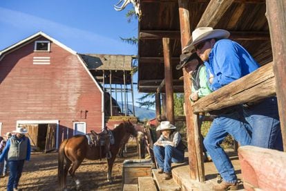 Cowboys en un rancho en la Columbia Británica, en Canadá.