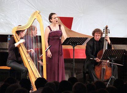 Núria Rial, anteanoche, durante el concierto que ofreció con Carlos Mena en Torroella de Montgrí.