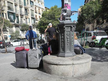 Varios turistas en la plaza de Cascorro de Madrid.