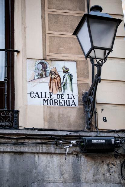 Un detalle de la placa de la calle de la Morería. 
