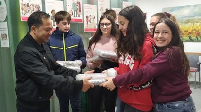 Alumnos de la escuela Vedruna de Vilafranca del Penedès donan unos ordenadores en desuso.
