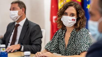 La presidenta de la Comunidad de Madrid, Isabel Díaz Ayuso, junto al presidente de Castilla-La Mancha, Emiliano García-Page (i), durante la reunión mantenida este viernes en el Palacio de Fuensalida de Toledo a fin de coordinar diversas acciones e iniciativas de Gobierno que afectan a ambos territorios, especialmente en los ámbitos sanitario y del transporte.