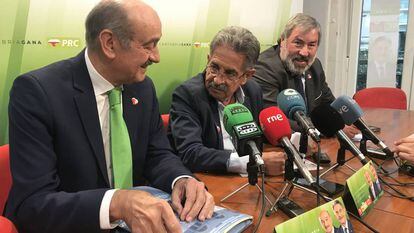 Los dirigentes del PRC José María Mazón, diputado en el Congreso del PRC, Miguel Ángel Revilla, presidente de Cantabria, y Fernando Fernández.