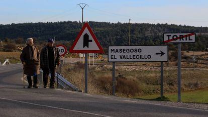 Dos de los 16 habitantes censados de Toril (Teruel), uno de los pueblos de la zona que est&aacute;n pr&aacute;cticamente despoblados.
 
