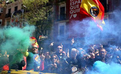 Concentracion de policías y guardias civiles convocada por JUSAPOL por la equiparacion salarial frente a la sede del PSOE, en Madrid.