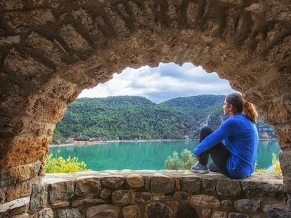 El embalse del río Cinca desde Ligüerre Resort, una aldea convertida en alojamiento turístico en Ligüerre de Cinca (Huesca). 