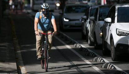 Un ciclista se protege de la contaminación en Barcelona.