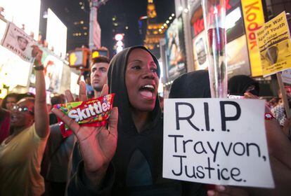 Una mujer pide justicia para Trayvon Martin ayer en la plaza de Times Square, ayer en New York.