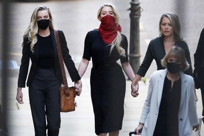 La actriz Amber Heard, en el centro, junto a su hermana y su abogada, a su llegada a los juzgados de Londres, este martes. 