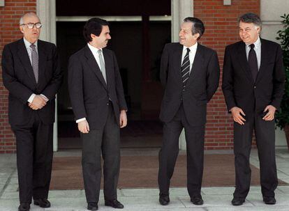 En 1997 el entonces presidente del Gobierno, José María Aznar, con los anteriores presidentes constitucionales, Leopoldo Calvo Sotelo, Adolfo Suárez y Felipe González, en el Palacio de la Moncloa.