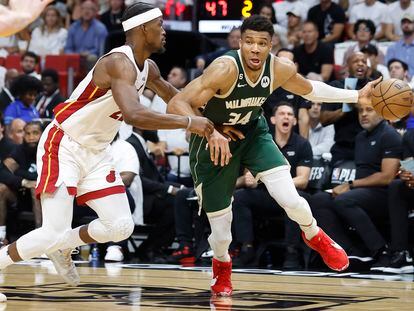 Jimmy Butler, a la izquierda, de los Miami Heat disputa el balón con Giannis Antetokounmpo de los Milwaukee Bucks, este lunes.