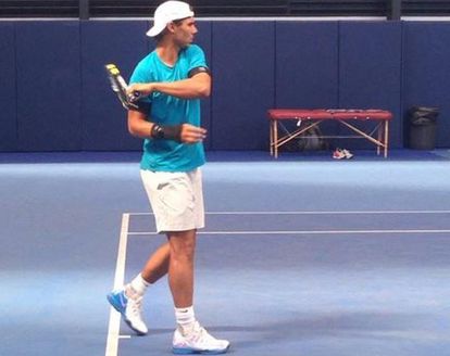 Nadal golpea un drive.