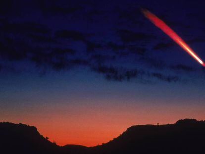 Un cometa pasa cerca de la Tierra.