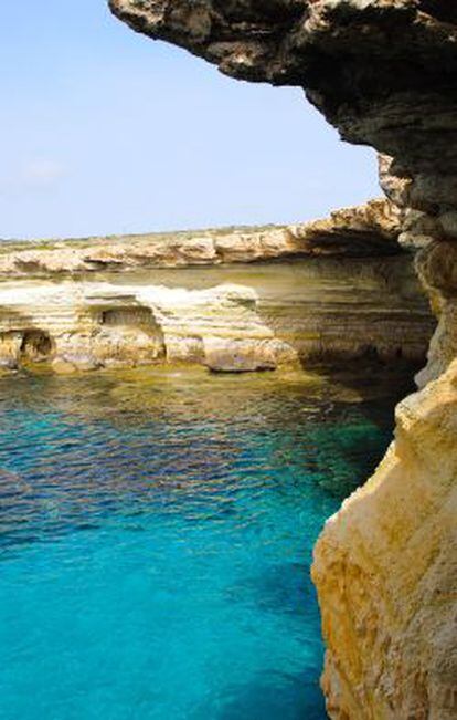 Cuevas en el mar Mediterr&aacute;neo en Chipre