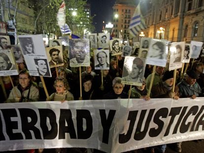 Personas protestan por los desaparecidos entre 1973 y 1985 durante la dictadura militar de Uruguay, en la ciudad de Montevideo el viernes 30 de septiembre de 2005.
