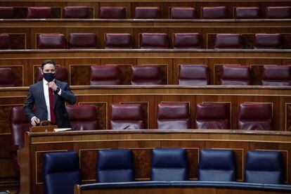 El líder de Vox, Santiago Abascal, toma asiento durante la moción de censura de su partido al Gobierno de coalición en el Congreso de los Diputados este miércoles. 