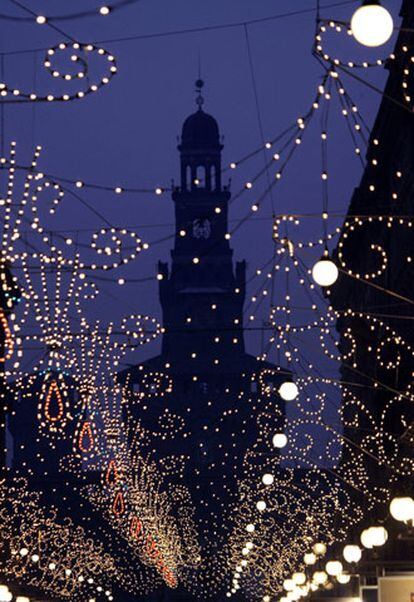 Entre las luces de Navidad, se abre paso la silueta del castillo de los Sforza, la fortaleza que dio origen a la ciudad de Milán. Esta ciudad es una de los principales lugares para las compras en Europa por su destaca industria de la moda.