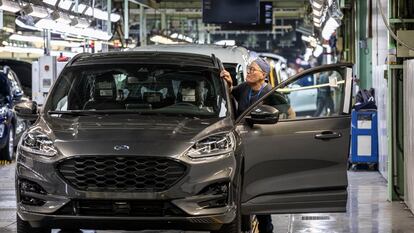 Un operario de la factoría de Ford en Almussafes comprueba uno de los vehículos que salen de la cadena de montaje.
