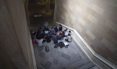 Estudiantes de la UB dan una clase en los pasillos de su sede hist&oacute;rica en protesta por los recortes.
