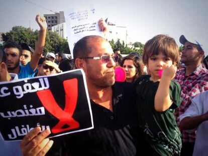 Manifestantes de Agadir, el s&aacute;bado por la tarde. El cartel reza: No al indulto concedido a un violador de ni&ntilde;os.