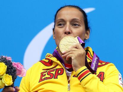 Teresa Perales posa con el oro conquistado en los 100m libre.