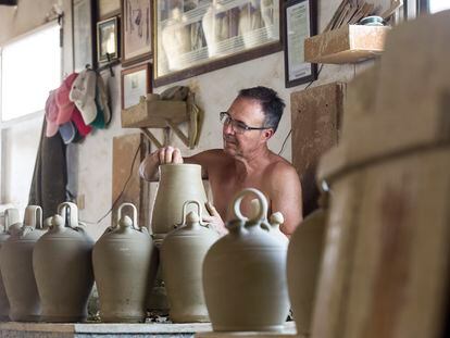 Álvaro Montaño en su taller de La Rambla (Córdoba) donde fabrican el típico botijo tradicional.
Foto: Garcia-Santos