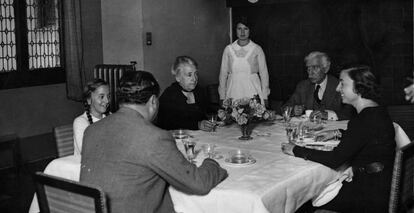 Francesc Macià amb la seva família al voltant d'una taula, aproximadament l'any 1932.
