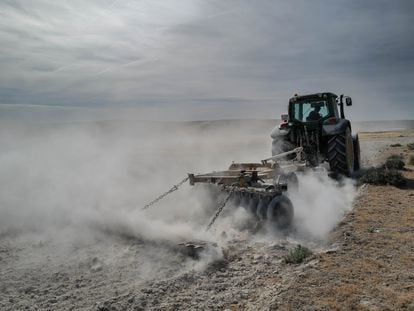 Un tractor ara la tierra en el campo de Belchite, en Mediana de Aragón (Zaragoza), el martes.
