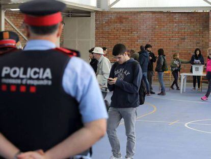 FOTO: Mossos d'Esquadra durante el referéndum ilegal del 1 de octubre en Figueres. / VÍDEO: Un votante habla sobre los motivos que llevaron a algunos votantes a parar el paso de los Mossos a los colegios en la jornada de este miércoles.