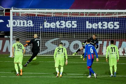 Dmitrovic marca de penalti ante el Atlético el pasado jueves.