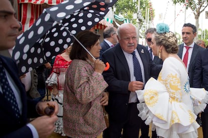 El consejero de Salud de Andalucía, Jesús Aguirre (en el centro) y la consejera de Fomento de la Junta, Marifrán Carazo (a la derecha), el miércoles.