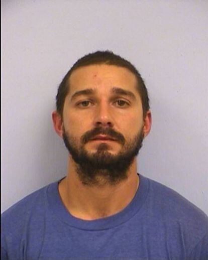 La ficha policial del actor Shia LaBeouf de su detención en 2015.