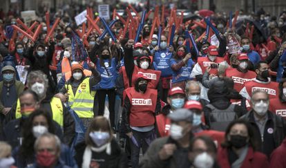 Cientos de personas participan en la manifestación del Primer de Mayo por el centro de Barcelona.