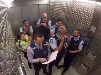 Los agentes publican un vídeo en un ascensor en la cuenta de Facebook del cuerpo de seguridad