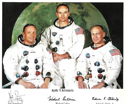 Neil Armstrong, Michael Collins y Buzz Aldrin en una foto dedicada para la Cofradía de la Virgen de Luna