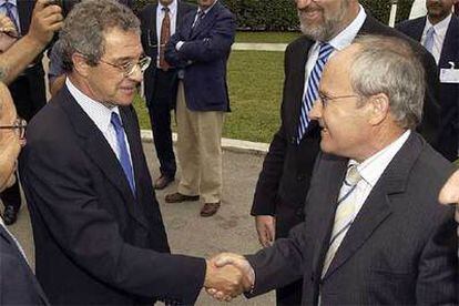 El presidente de Telefónica, César Alierta (izquierda), saluda al ministro de Industria, José Montilla.