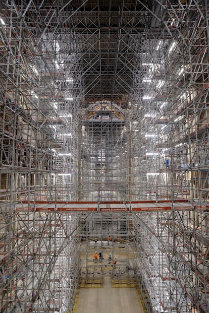 Arquitectos, ingenieros y arqueólogos trabajan en colaboración en la zona del ábside de la catedral, en febrero de 2022.