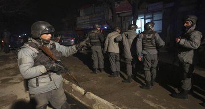 La polic&iacute;a afgana llega al lugar del atentado. 