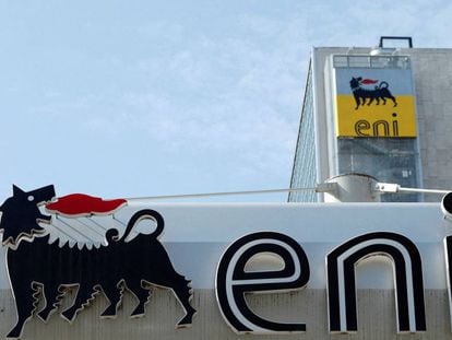 El logotipo de la empresa italiana de energía ENI en su sede en Roma.