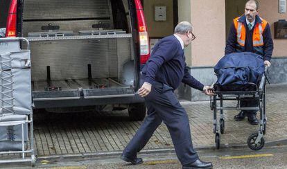 Miembros de los servicios funerarios trasladan los restos mortales de la mujer fallecida en Palma.