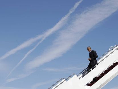 Obama desciende del Air Force One en el aeropuerto de Greensboro (Carolina del Norte).