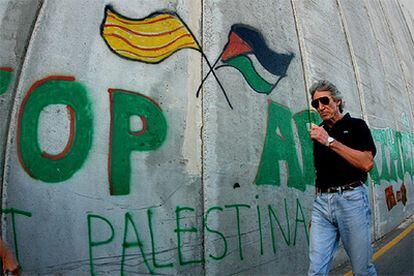 Roger Waters, durante su visita al muro en la ciudad de Belén.