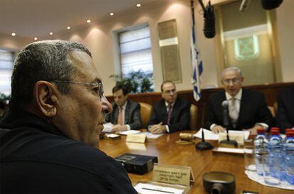 El ministro de Defensa israelí, Ehud Barak, escucha al primer ministro, Benjamin Netanyahu, durante una reunión del gabinete.