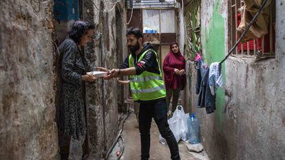 Voluntarios de la ONG libanesa Los Guardianes de la Ciudad distribuyen comida caliente a 200 familias desfavorecidas de Trípoli a la hora del iftar, ruptura del ayuno musulmán.