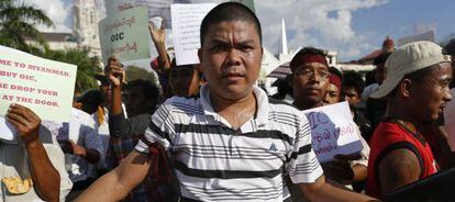 Un hombre lleva un cartel en una protesta en Rangún, la capital de Myanmar.