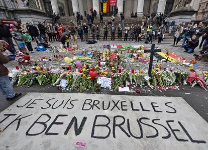 Homenaje a las víctimas de los atentados de Bruselas, en el centro de la ciudad, el 23 de marzo de 2016. 
