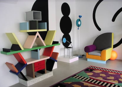 Exposición de un interior de la galería Memphis Milano.