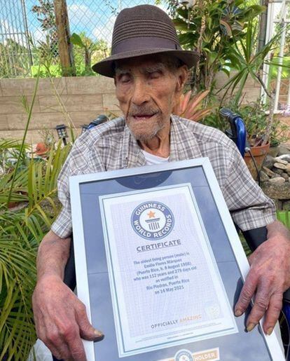 Se llama Emilio Flores Márquez, es de San Juan (Puerto Rico), y es el hombre más longevo del mundo con 112 años, según Guinnes World Records. Ávido lector, a pesar de haber abandonado el colegio en la