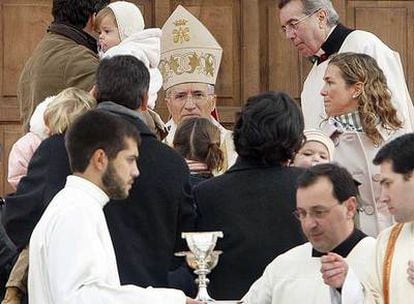 El cardenal arzobispo de Madrid, Antonio María Rouco (en el centro, con mitra), durante la misa por las familias.